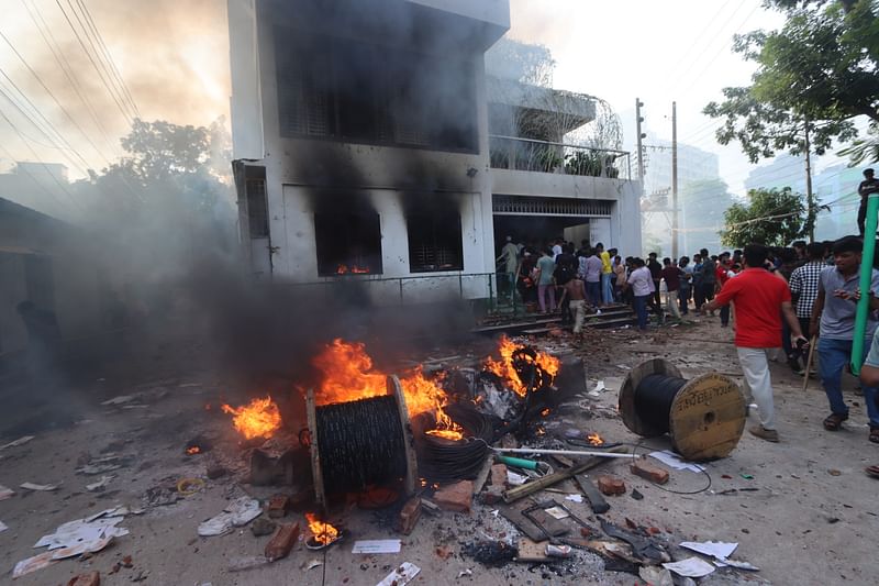 কুমিল্লা সদর আসনের সংসদ সদস্য বাহাউদ্দীন বাহারের বাড়িতে হামলা ও অগ্নিসংযোগ করা হয়